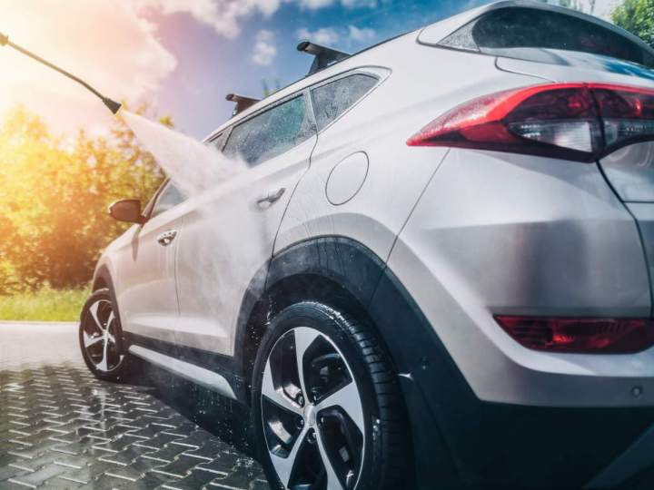 Lavage de la carrosserie, des jantes et des vitres de votre véhicule.